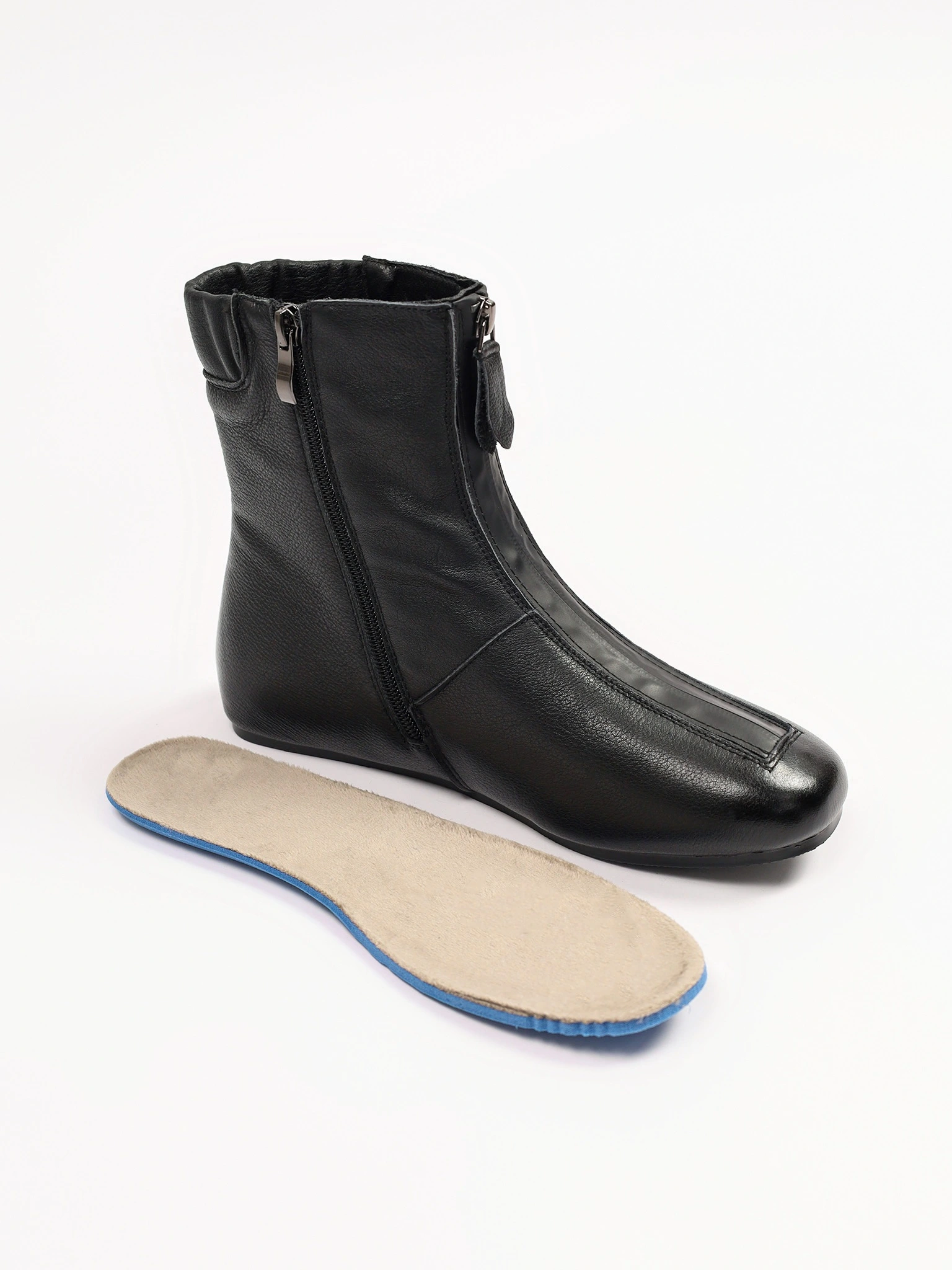 Ботинки черного цвета с декоративным замком спереди